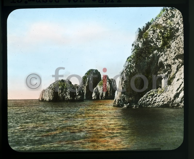 Küste von Capri ; Coast Capri - Foto foticon-simon-vulkanismus-359-015.jpg | foticon.de - Bilddatenbank für Motive aus Geschichte und Kultur